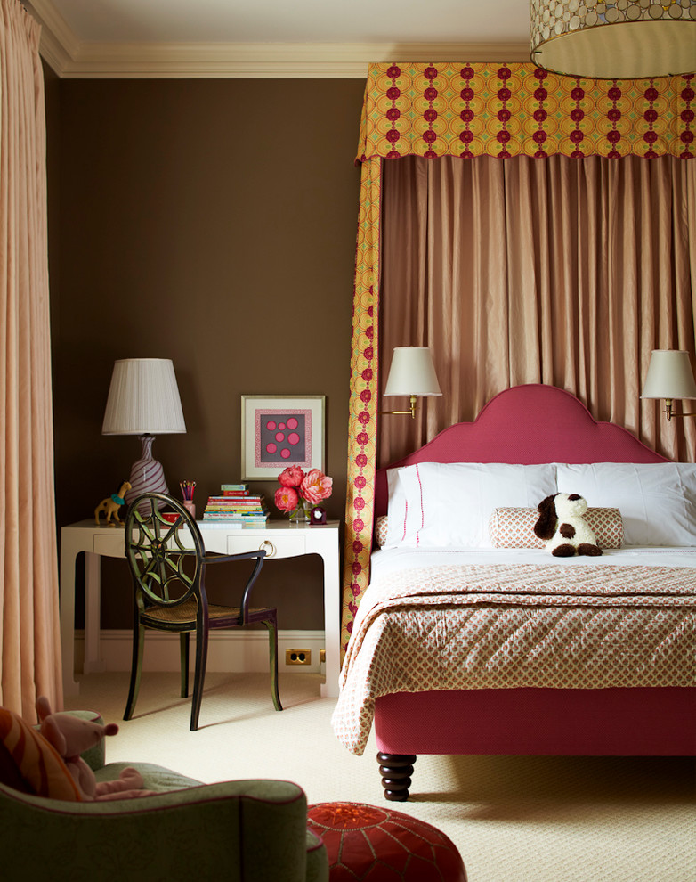 Klassisches Schlafzimmer mit brauner Wandfarbe und Teppichboden in New York