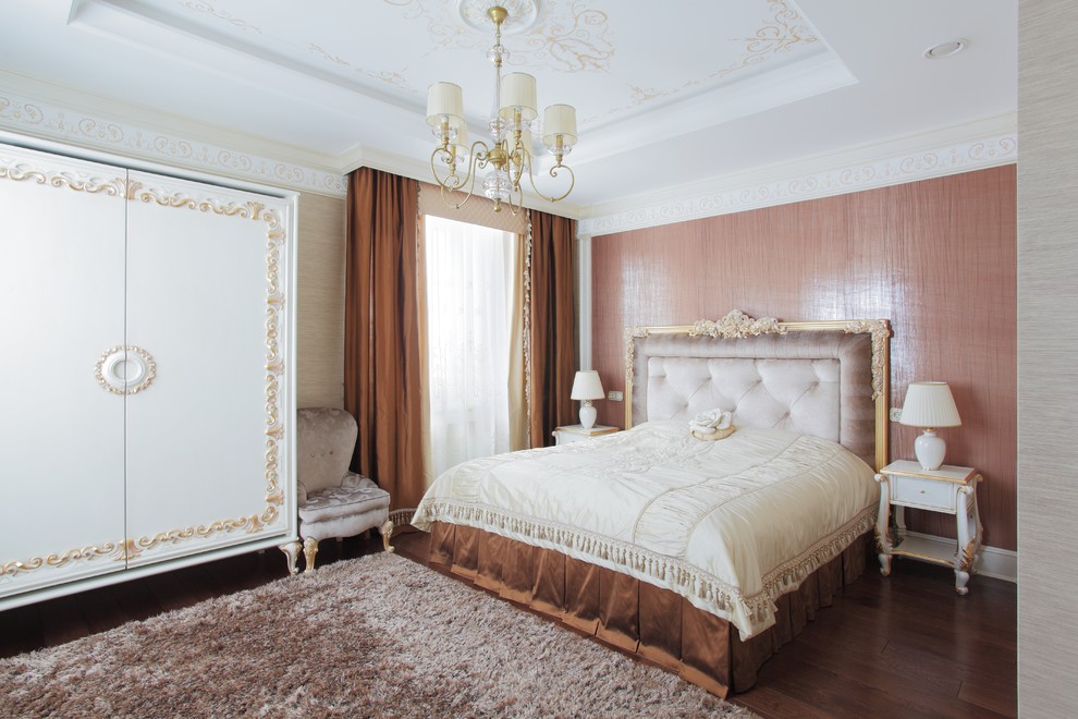 Источник вдохновения для домашнего уюта: хозяйская спальня в классическом стиле с оранжевыми стенами и темным паркетным полом без камина