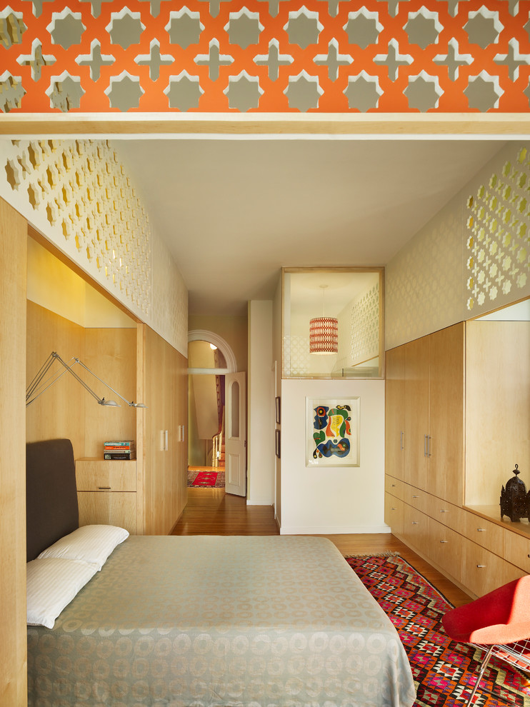 フィラデルフィアにある小さな地中海スタイルのおしゃれな主寝室 (無垢フローリング) のレイアウト