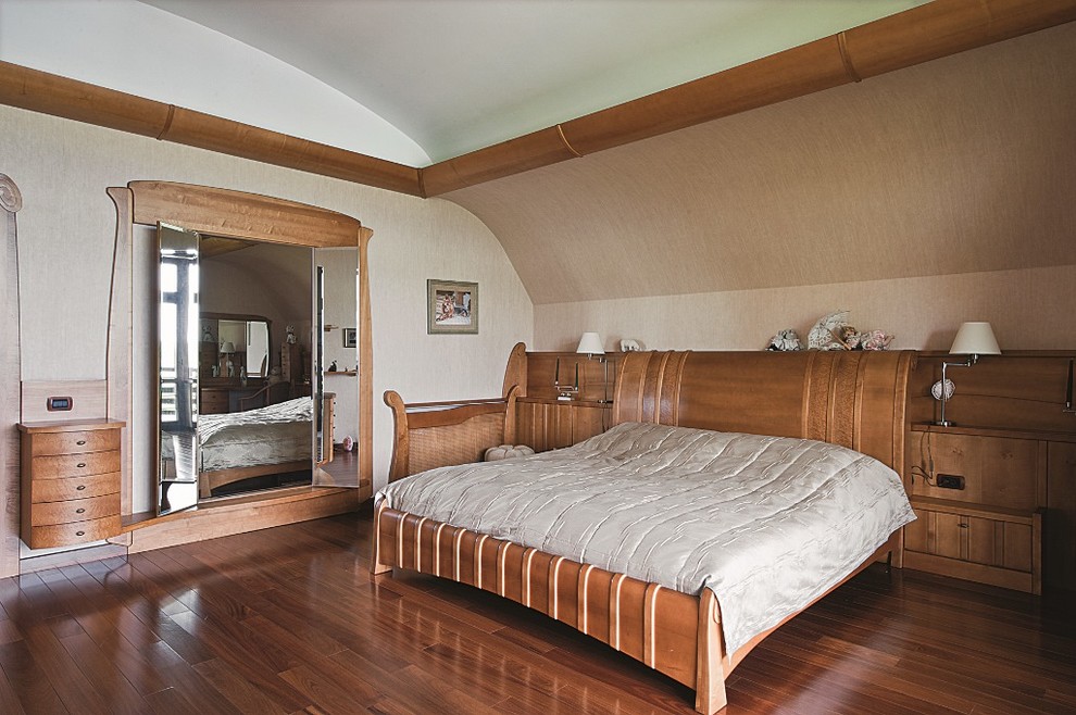 Foto på ett eklektiskt sovrum, med beige väggar och mellanmörkt trägolv
