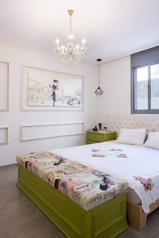 Идея дизайна: хозяйская спальня в стиле фьюжн с белыми стенами