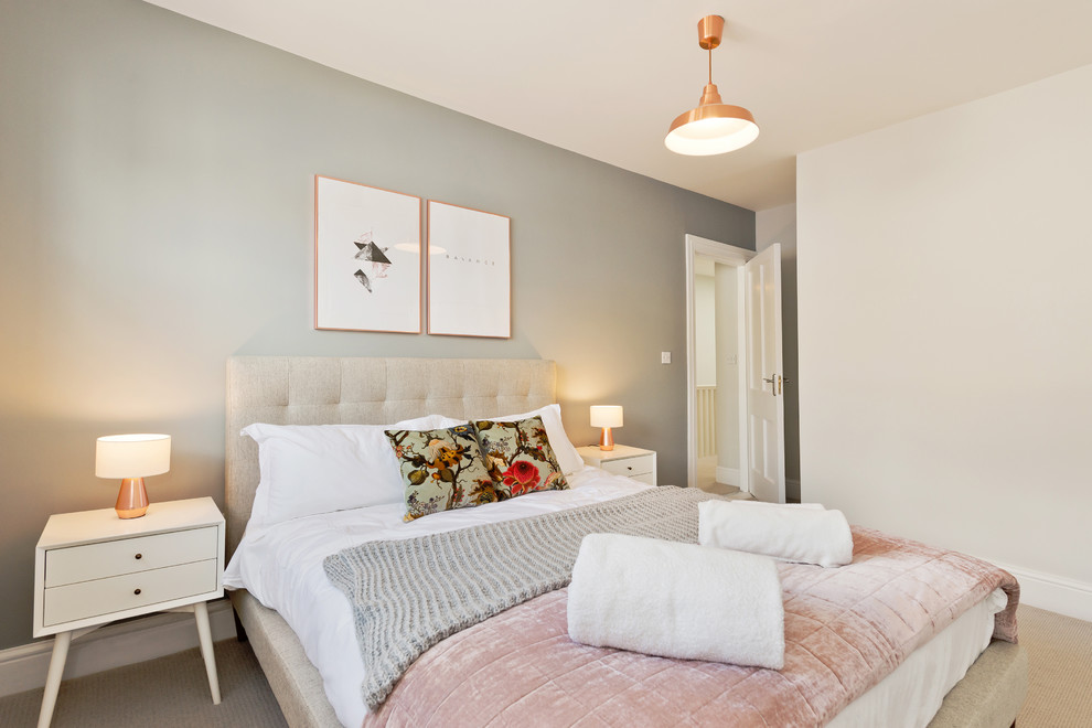 Foto de dormitorio principal tradicional renovado con paredes blancas, moqueta y suelo beige