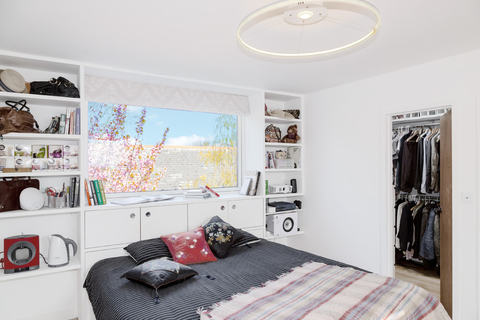 Mittelgroßes Modernes Hauptschlafzimmer mit weißer Wandfarbe, braunem Holzboden und braunem Boden in London