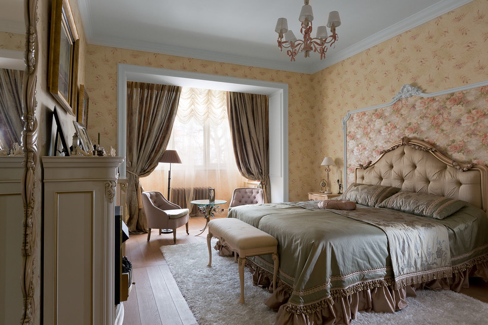 Idéer för att renovera ett mellanstort vintage sovrum, med beige väggar, mellanmörkt trägolv och en standard öppen spis