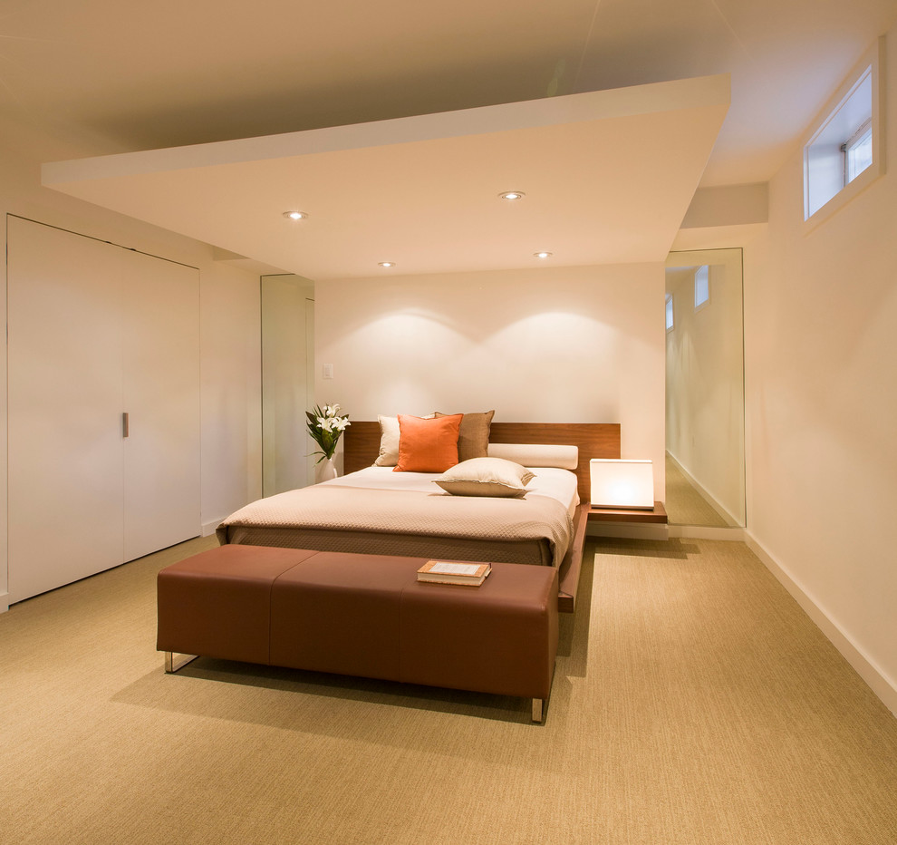 Imagen de dormitorio principal contemporáneo pequeño con paredes blancas y moqueta