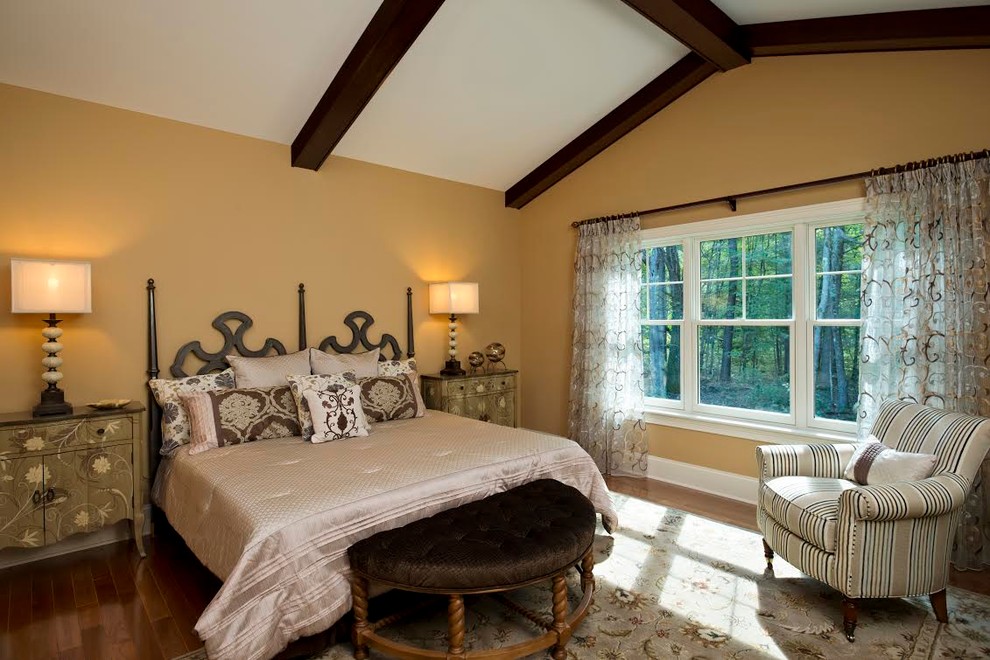 Пример оригинального дизайна: большая хозяйская спальня в стиле рустика с желтыми стенами, темным паркетным полом и коричневым полом без камина