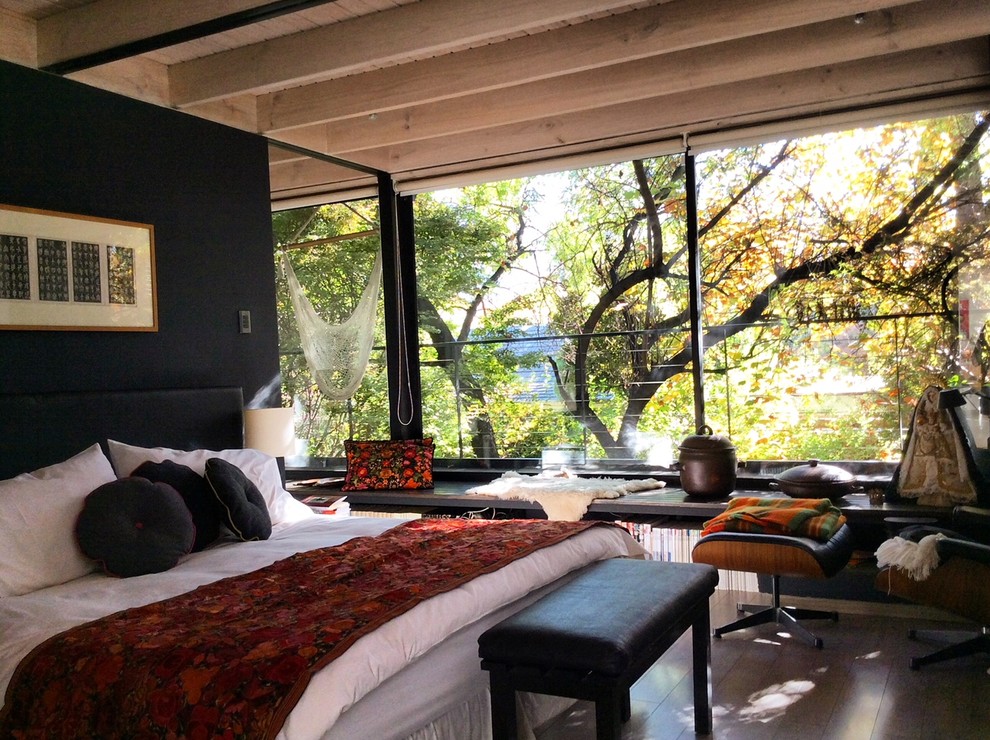 Источник вдохновения для домашнего уюта: большая хозяйская спальня в стиле модернизм с черными стенами, полом из ламината и серым полом без камина