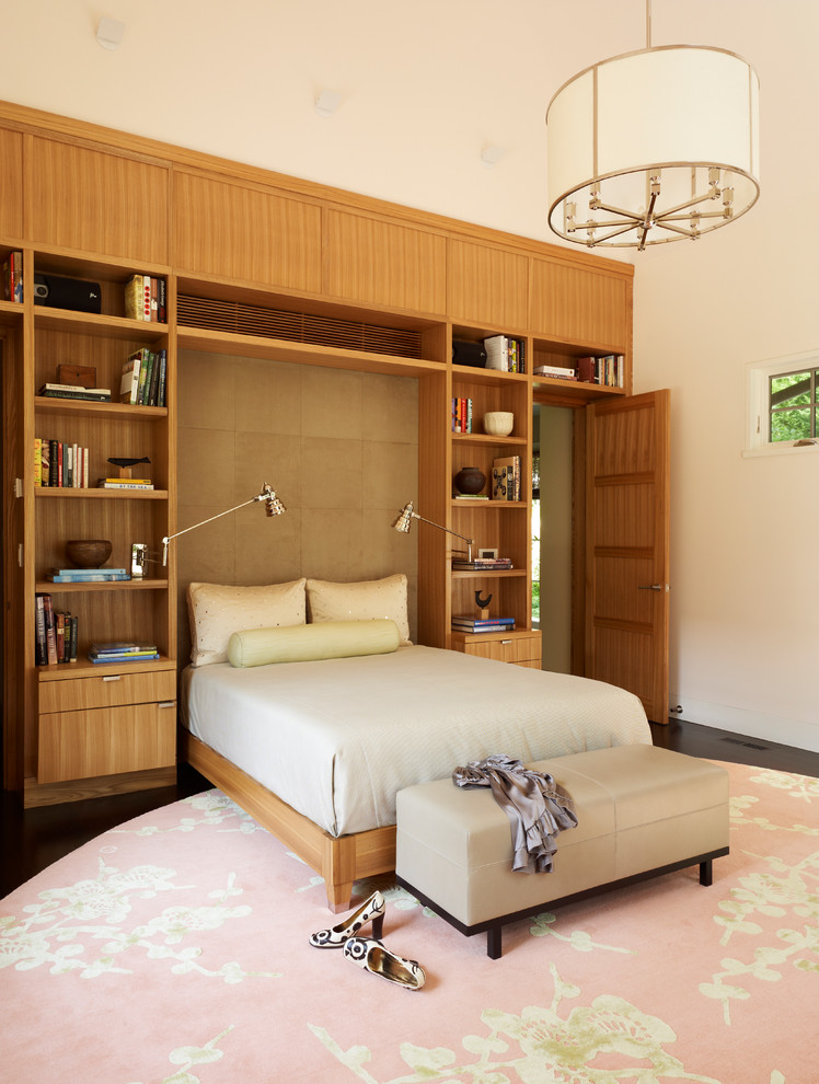 Inspiration pour une chambre traditionnelle avec un mur beige.