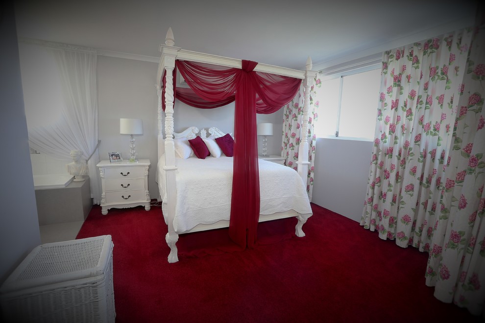 Foto de dormitorio principal de estilo americano de tamaño medio con paredes grises y moqueta