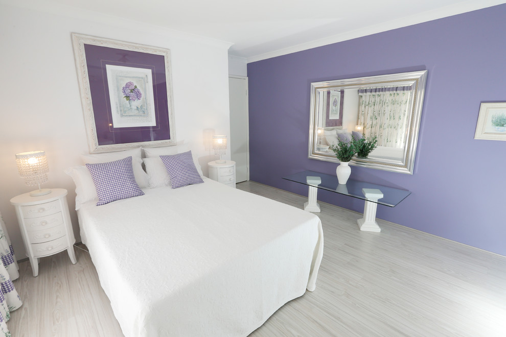 На фото: гостевая спальня среднего размера, (комната для гостей) в стиле фьюжн с фиолетовыми стенами и полом из линолеума