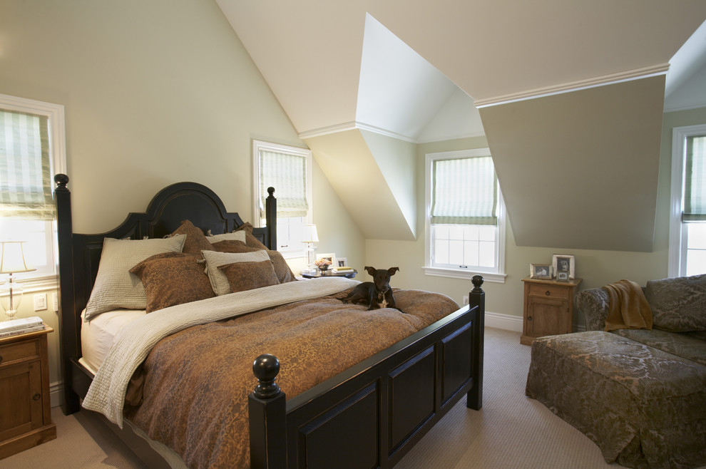 Exempel på ett klassiskt sovrum, med grå väggar och heltäckningsmatta