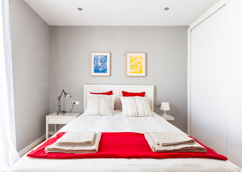 Mittelgroßes Modernes Hauptschlafzimmer ohne Kamin mit grauer Wandfarbe und dunklem Holzboden in Barcelona