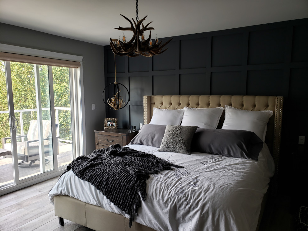 На фото: большая хозяйская спальня в стиле модернизм с черными стенами, полом из керамогранита, бежевым полом и панелями на стенах с