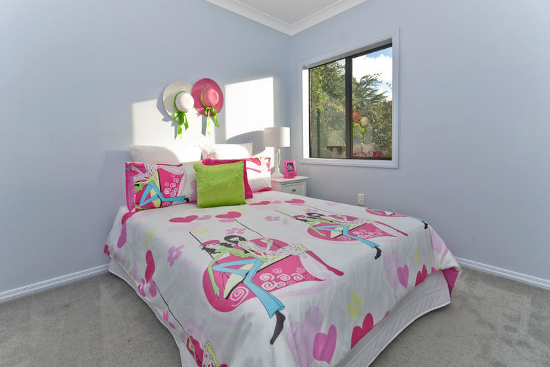 Bedroom - contemporary bedroom idea in Auckland