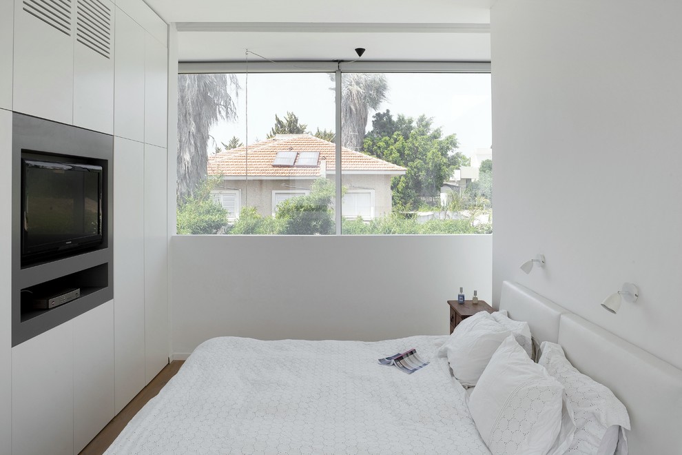 Foto de dormitorio minimalista sin chimenea con paredes blancas