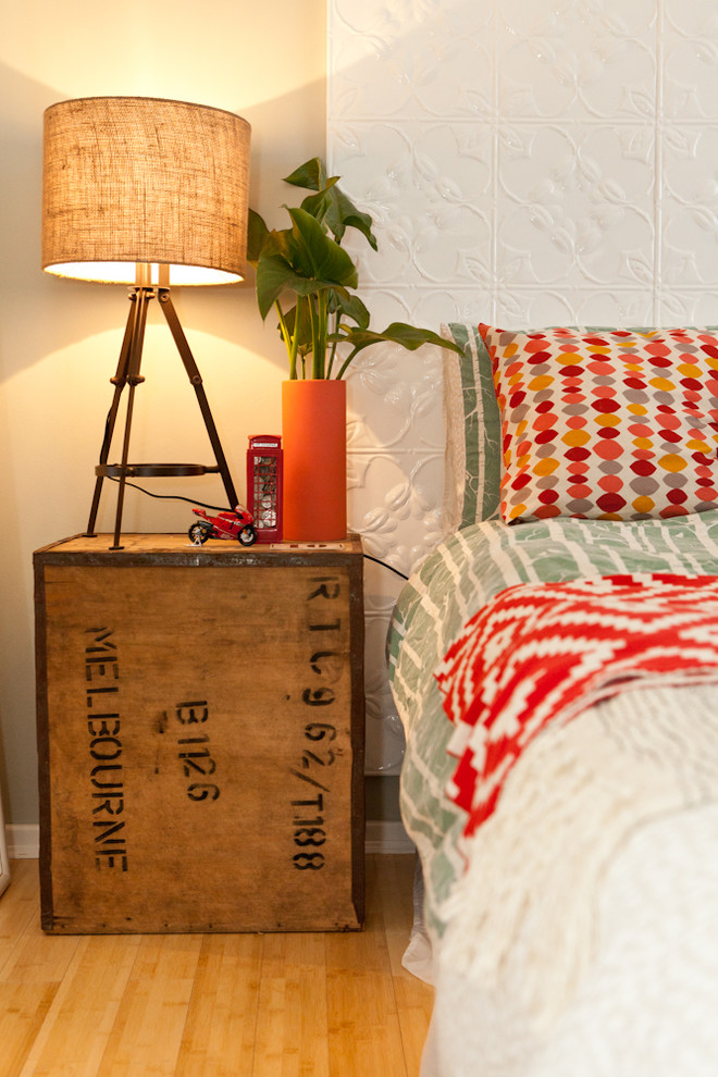 Kleines Eklektisches Schlafzimmer mit grauer Wandfarbe in Perth