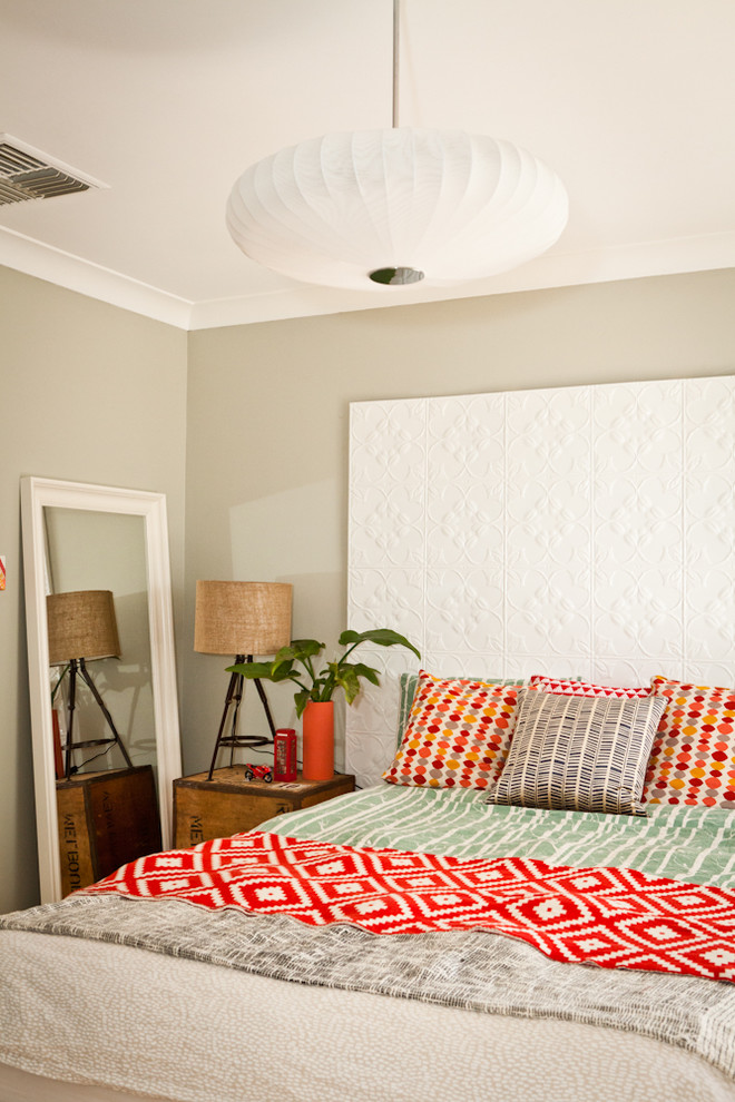 Diseño de dormitorio bohemio pequeño con paredes grises