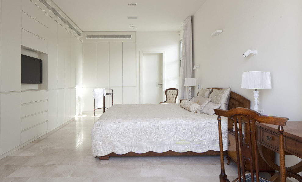 Идея дизайна: огромная хозяйская спальня в стиле модернизм с белыми стенами и полом из известняка без камина