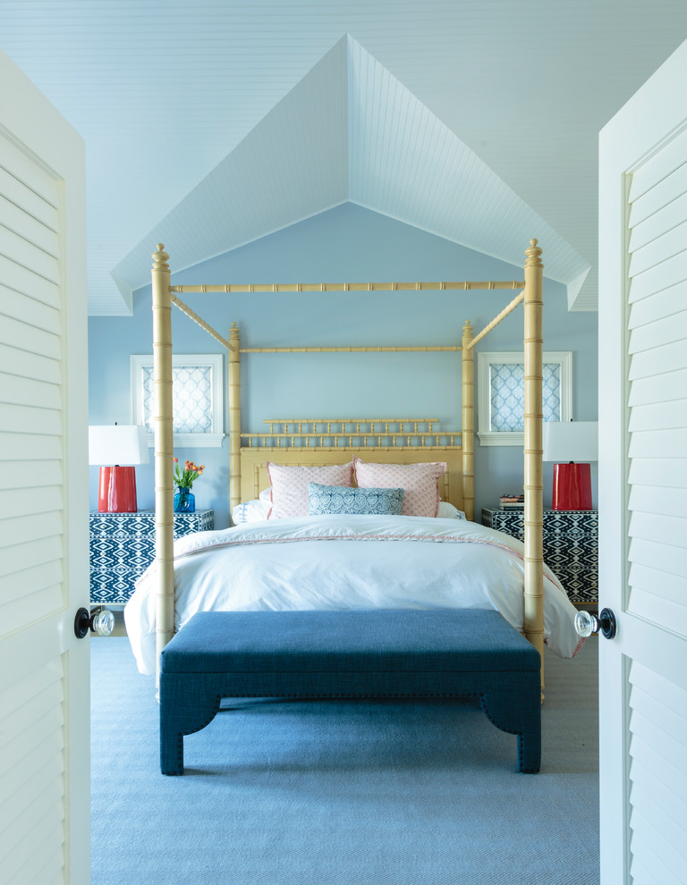 Источник вдохновения для домашнего уюта: большая хозяйская спальня в морском стиле с синими стенами, ковровым покрытием и синим полом