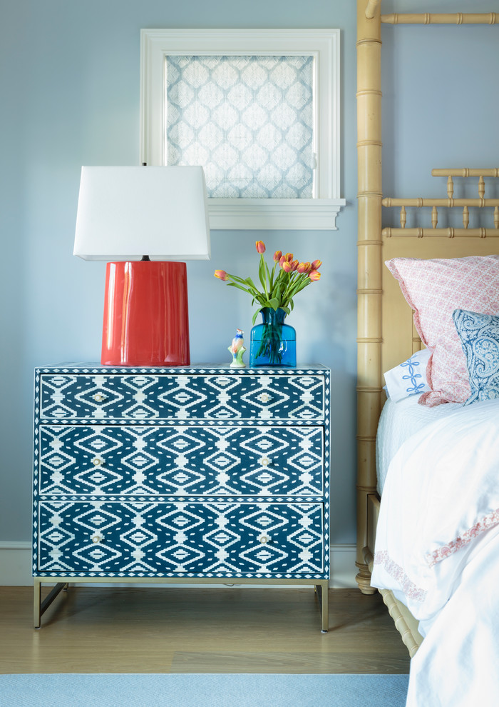 Стильный дизайн: большая хозяйская спальня в морском стиле с синими стенами и светлым паркетным полом - последний тренд