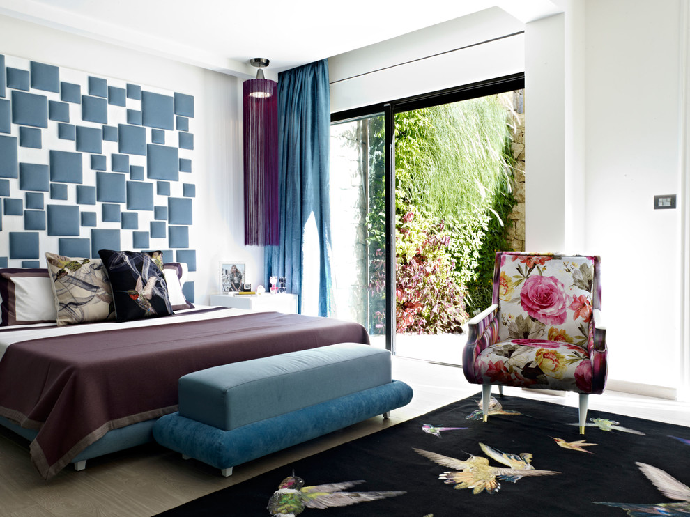 他の地域にあるコンテンポラリースタイルのおしゃれな寝室 (白い壁、淡色無垢フローリング、青いカーテン)