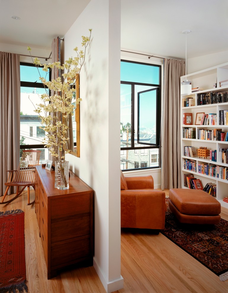 Modernes Schlafzimmer mit hellem Holzboden in San Francisco