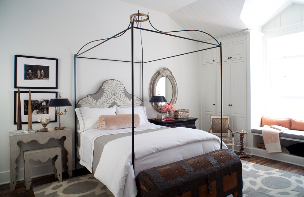 Стильный дизайн: большая хозяйская спальня в классическом стиле с белыми стенами, темным паркетным полом и коричневым полом без камина - последний тренд