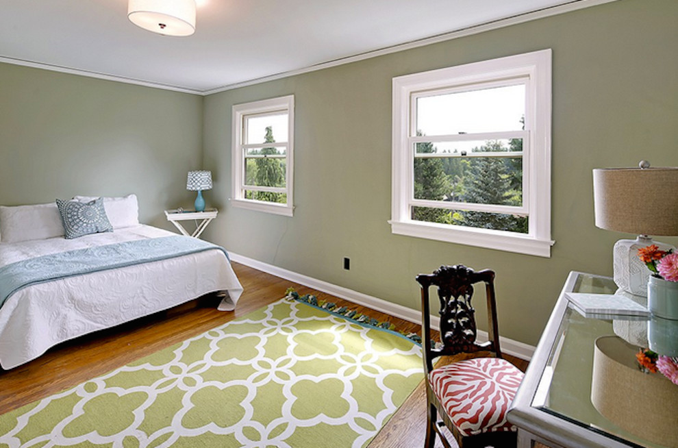 シアトルにある中くらいなコンテンポラリースタイルのおしゃれな客用寝室 (緑の壁、淡色無垢フローリング)