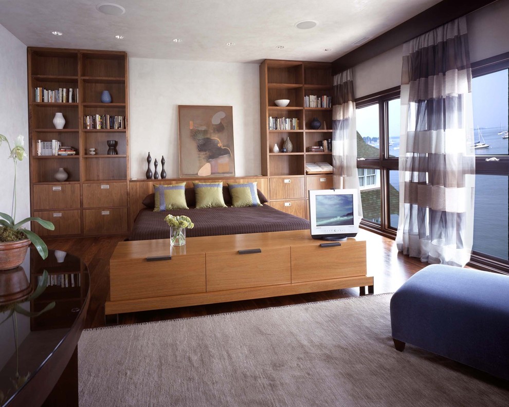 Esempio di una camera da letto minimalista con pareti bianche e pavimento in legno massello medio