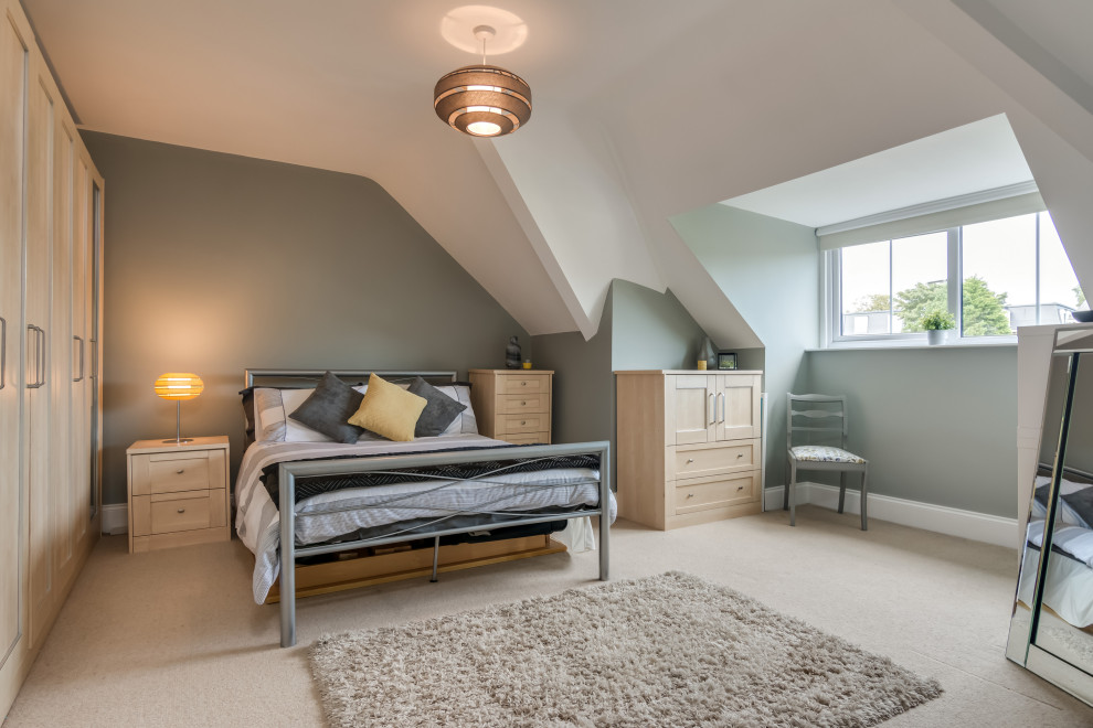 Imagen de habitación de invitados tradicional renovada con paredes grises, moqueta y suelo beige