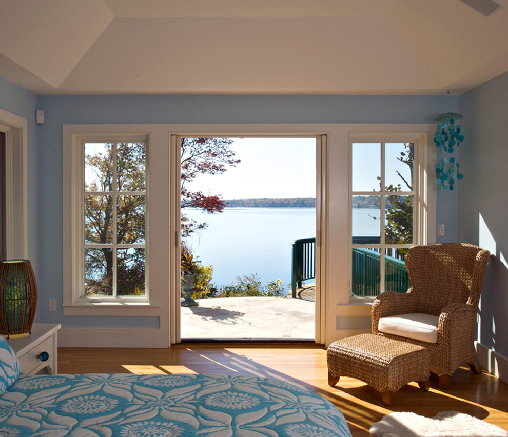 На фото: спальня в морском стиле с синими стенами и паркетным полом среднего тона