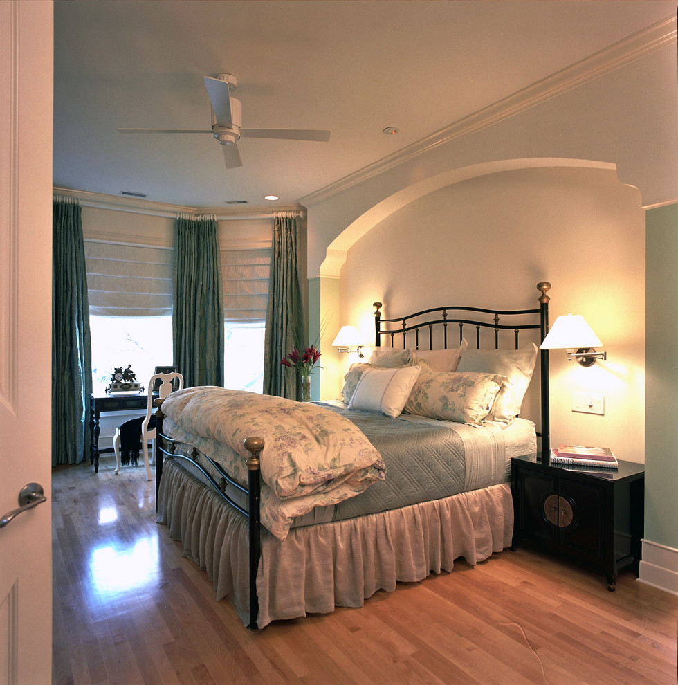 Exemple d'une grande chambre parentale éclectique avec parquet clair, un manteau de cheminée en pierre et une cheminée standard.