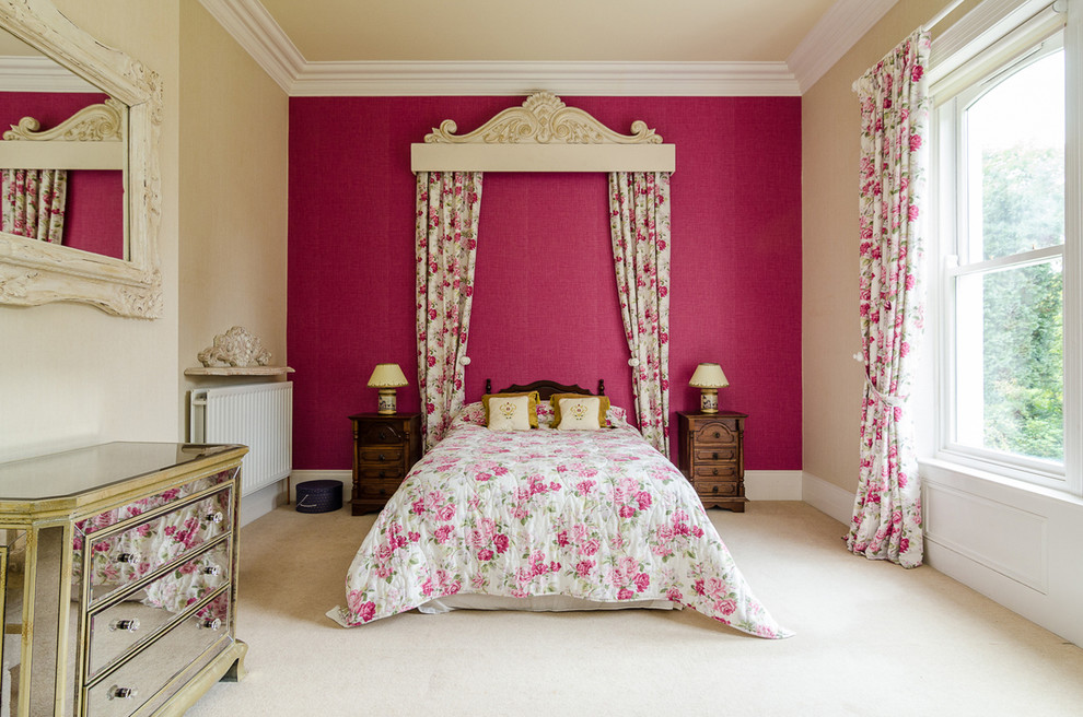На фото: хозяйская спальня в классическом стиле с розовыми стенами, ковровым покрытием и акцентной стеной