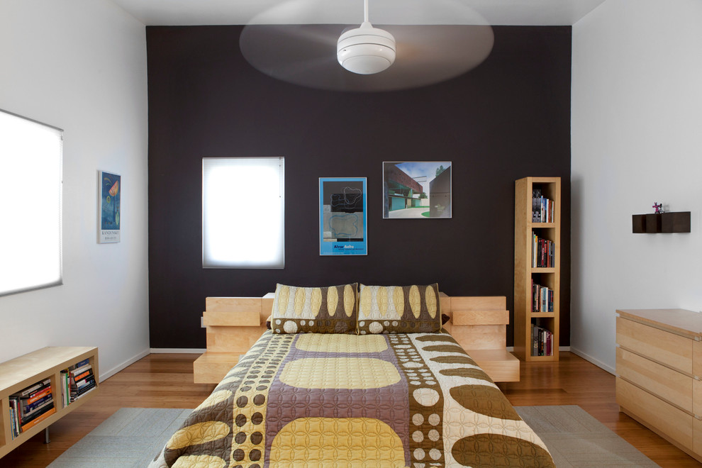 Imagen de dormitorio principal minimalista de tamaño medio con paredes negras y suelo de bambú