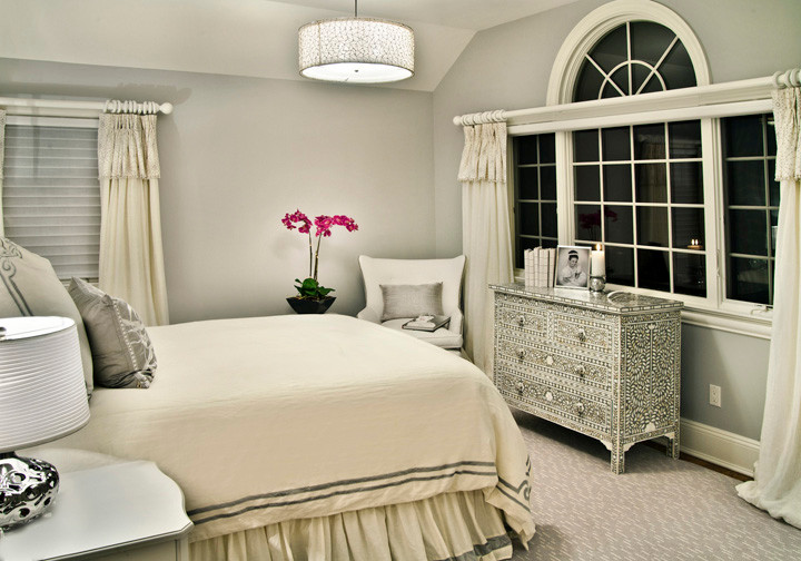 ニューヨークにあるトランジショナルスタイルのおしゃれな寝室 (グレーとクリーム色)