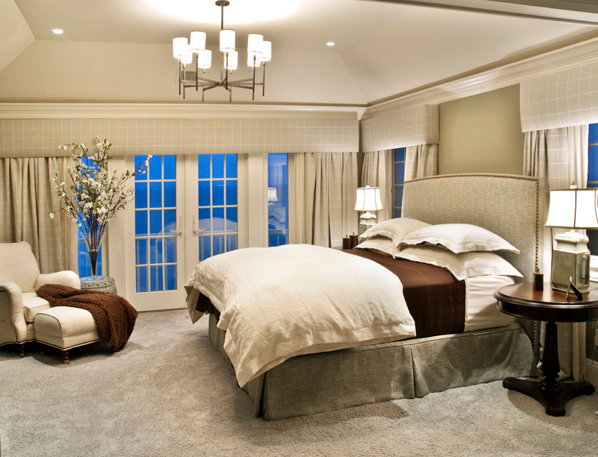 Esempio di una camera da letto costiera con pareti beige
