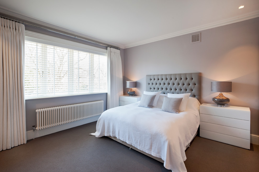 Стильный дизайн: большая гостевая спальня (комната для гостей) в современном стиле с ковровым покрытием без камина - последний тренд