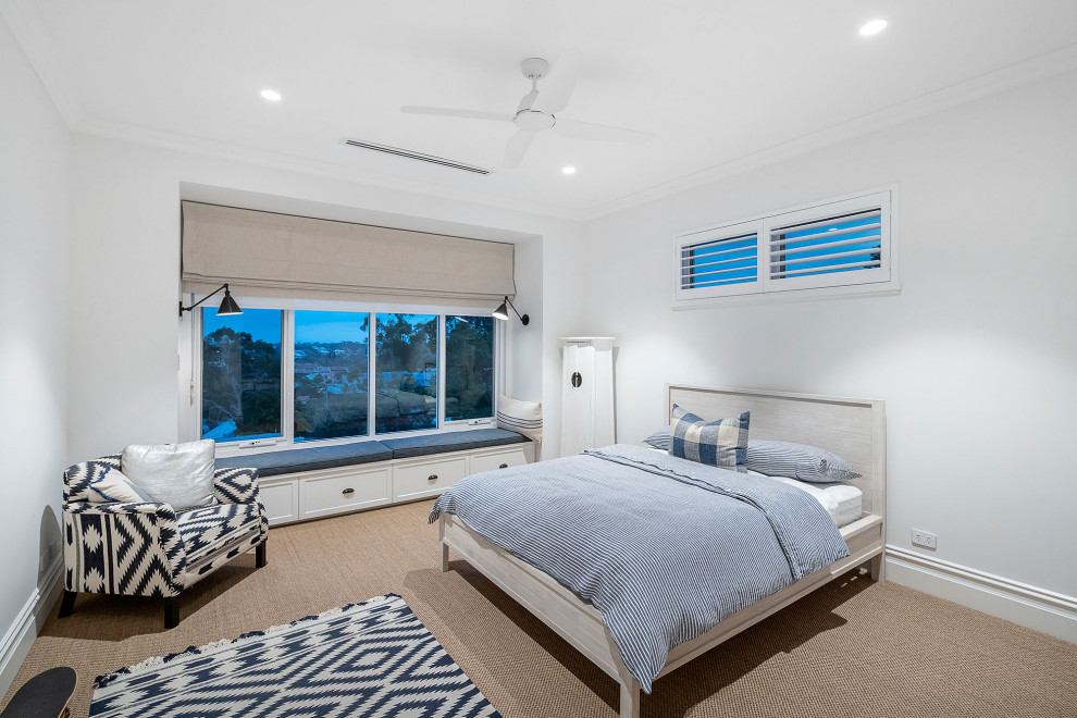 パースにある広いビーチスタイルのおしゃれな客用寝室 (白い壁、カーペット敷き、暖炉なし、ベージュの床)