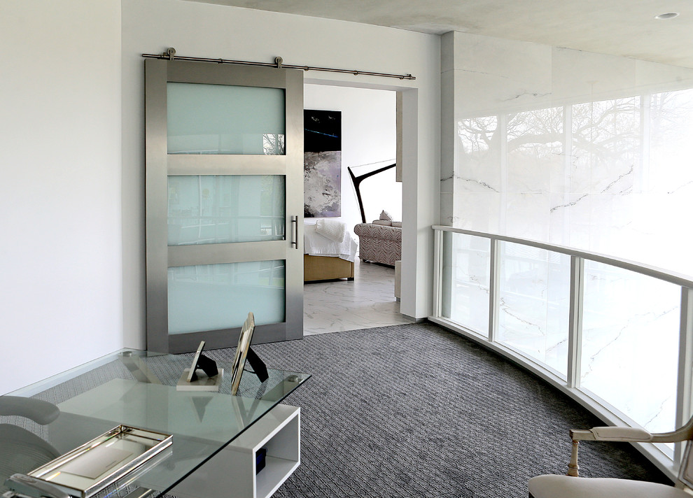 Ispirazione per una grande camera da letto contemporanea con pareti bianche e pavimento con piastrelle in ceramica