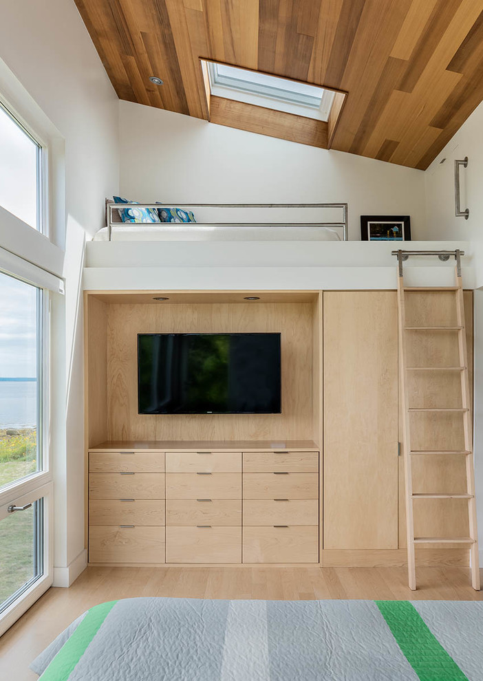 Diseño de dormitorio tipo loft contemporáneo con paredes blancas y suelo de madera clara