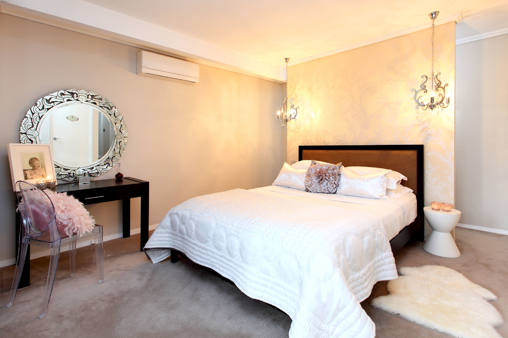 Foto de dormitorio contemporáneo con moqueta, paredes beige y con escritorio