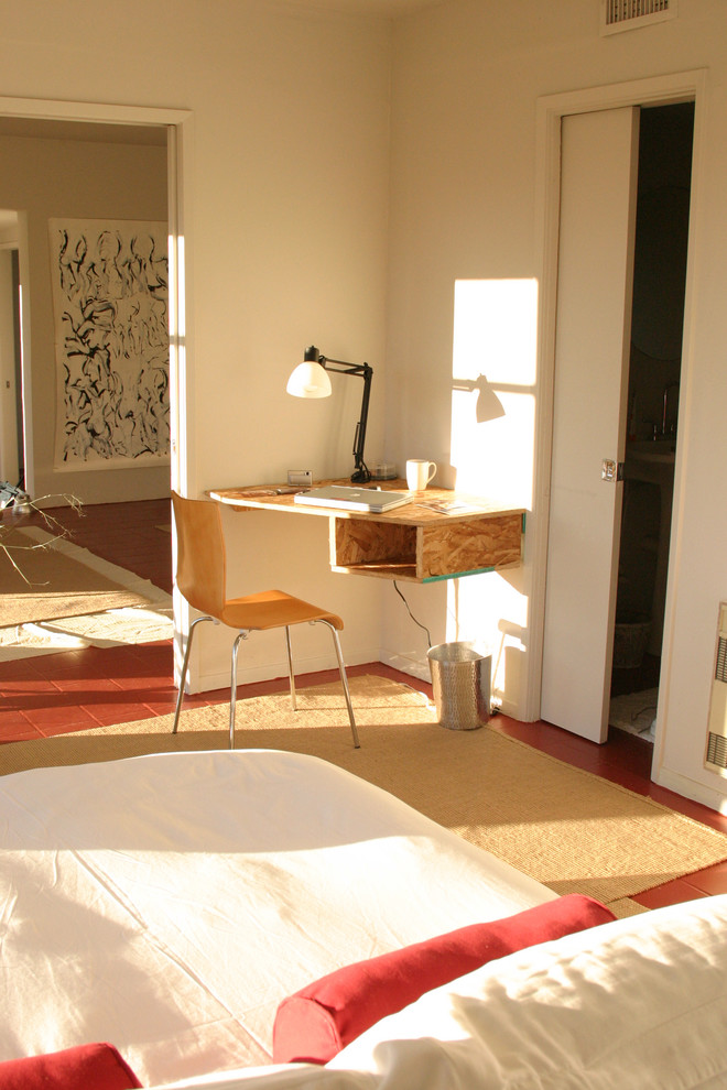 Imagen de dormitorio minimalista con suelo de madera pintada y con escritorio