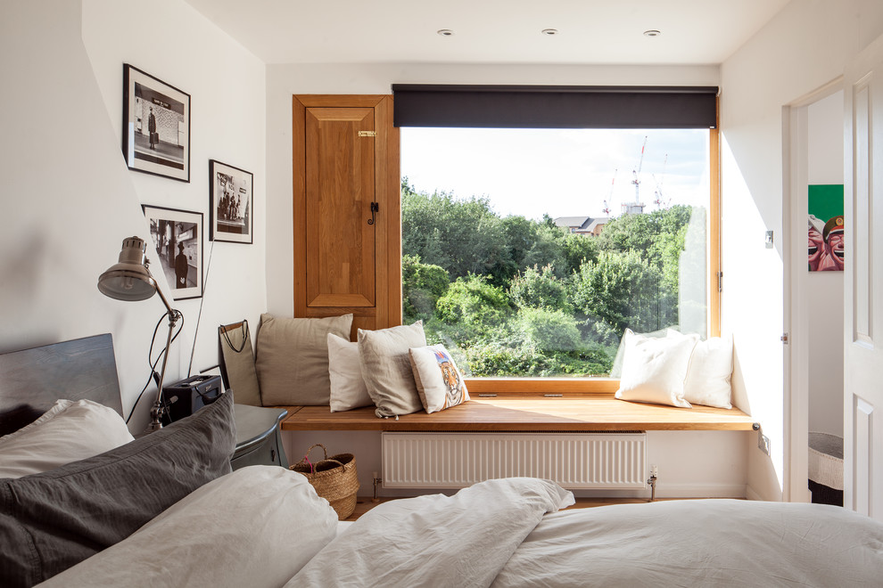 ロンドンにあるトランジショナルスタイルのおしゃれな客用寝室 (白い壁、茶色い床、グレーとブラウン)