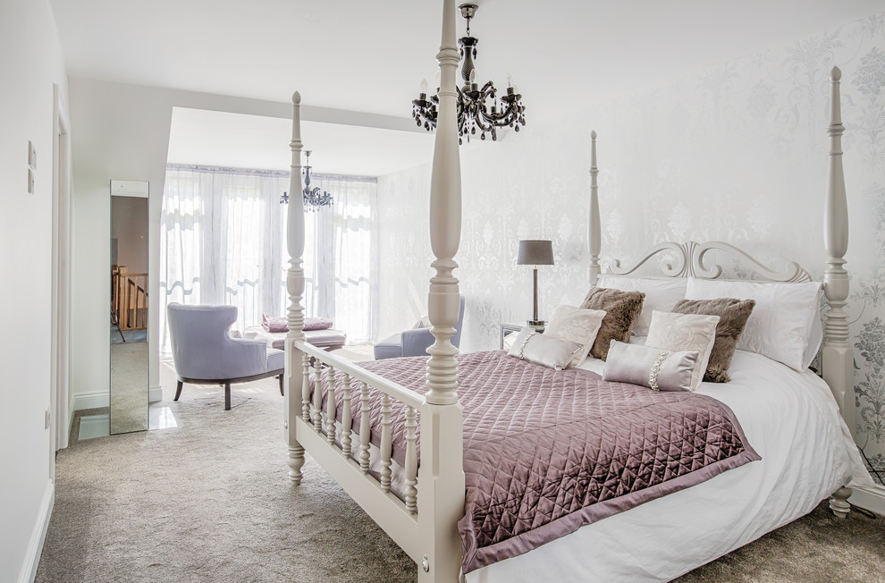 Réalisation d'une chambre grise et rose tradition de taille moyenne avec un mur blanc et un sol gris.