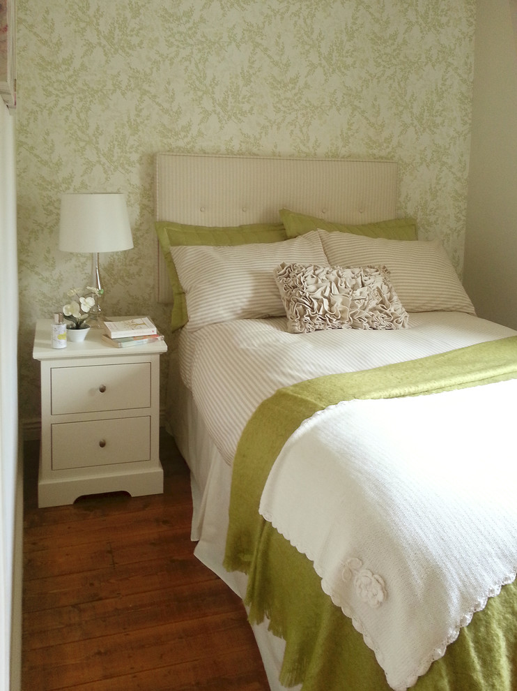 Стильный дизайн: маленькая гостевая спальня (комната для гостей) в стиле неоклассика (современная классика) с паркетным полом среднего тона и зелеными стенами для на участке и в саду - последний тренд