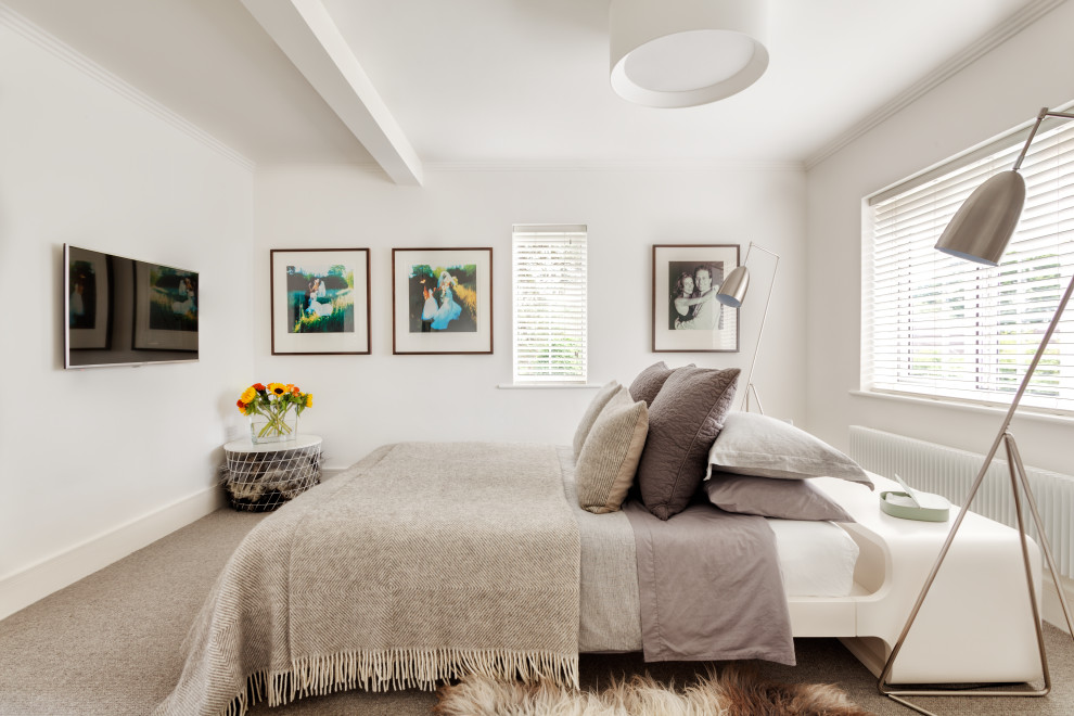 На фото: хозяйская спальня в современном стиле с белыми стенами, ковровым покрытием и серым полом