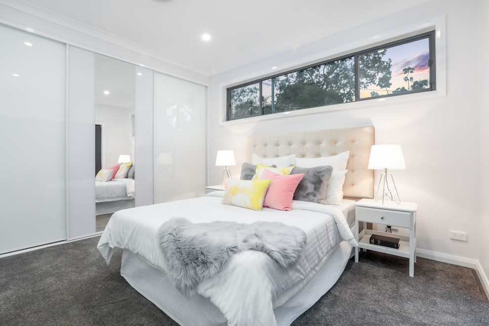 Свежая идея для дизайна: маленькая хозяйская спальня в современном стиле с белыми стенами, ковровым покрытием и серым полом для на участке и в саду - отличное фото интерьера