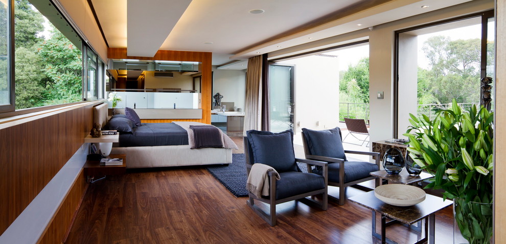 Geräumiges Modernes Hauptschlafzimmer mit beiger Wandfarbe in Sonstige