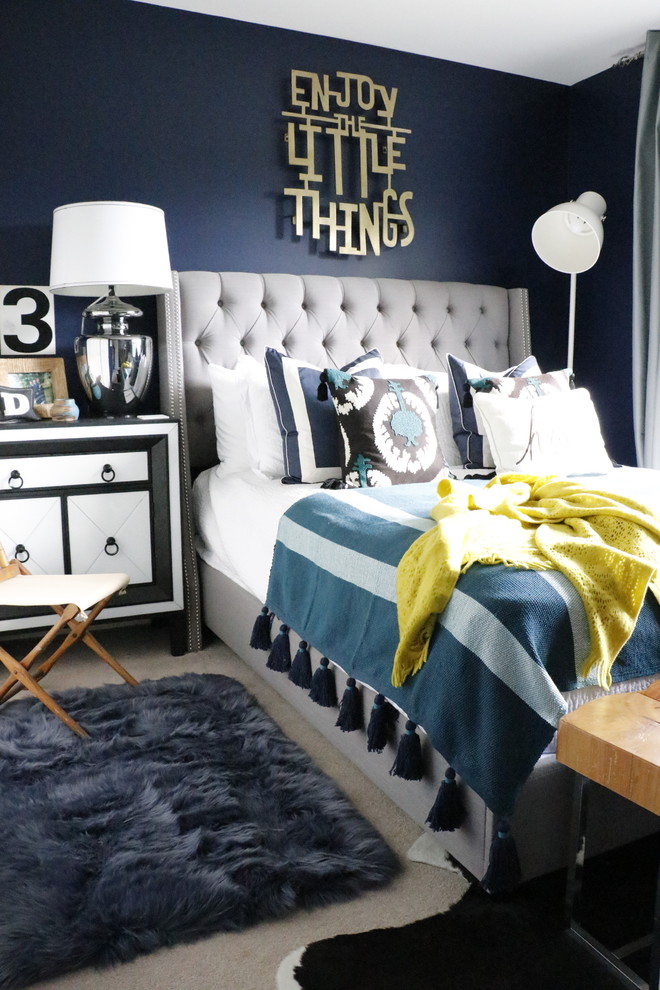 Стильный дизайн: гостевая спальня среднего размера, (комната для гостей) в стиле фьюжн с желтыми стенами, ковровым покрытием и бежевым полом - последний тренд