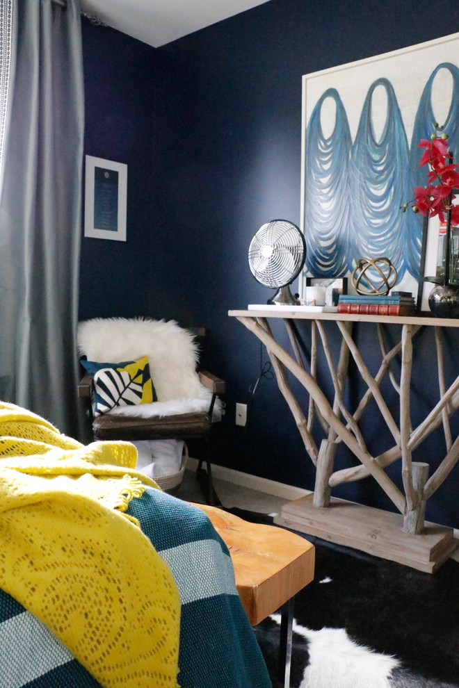 Свежая идея для дизайна: гостевая спальня среднего размера, (комната для гостей) в стиле фьюжн с желтыми стенами, ковровым покрытием и бежевым полом - отличное фото интерьера